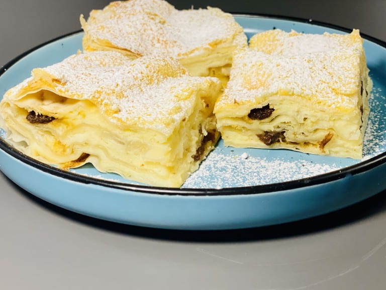 Placinta cu iaurt si stafide