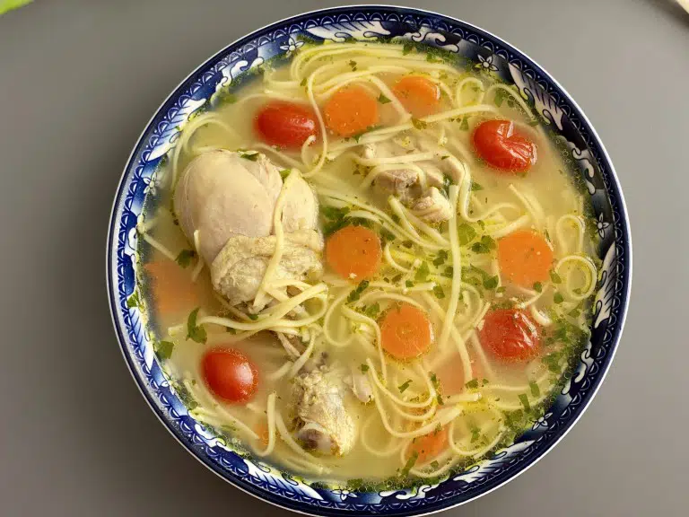 Supa de pui cu taitei vermicelli cu oua si rosii cherry