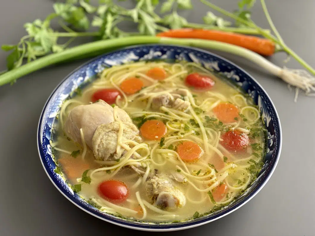 Supa de pui cu taitei vermicelli cu oua si rosii cherry