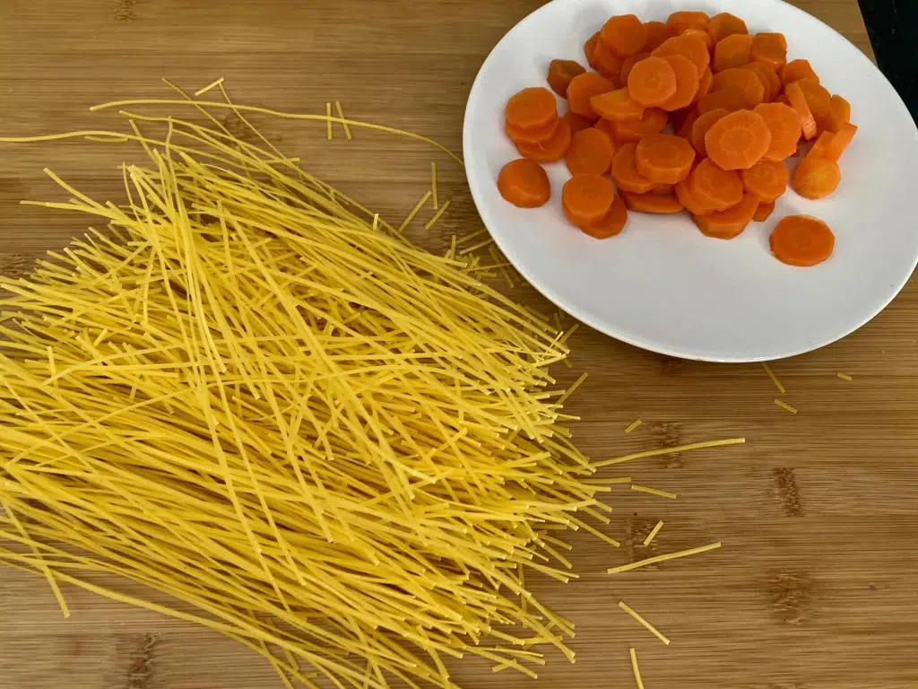 C186CA9D-616A-4ADE-A07C-653D163AE55C Supa de pui cu taitei vermicelli cu oua si rosii cherry