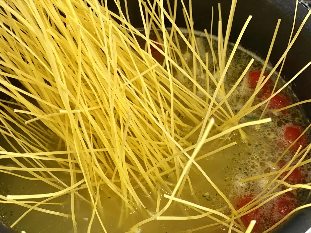 F580A988-19C0-40FE-9FC7-73A8E11F6F80 Supa de pui cu taitei vermicelli cu oua si rosii cherry