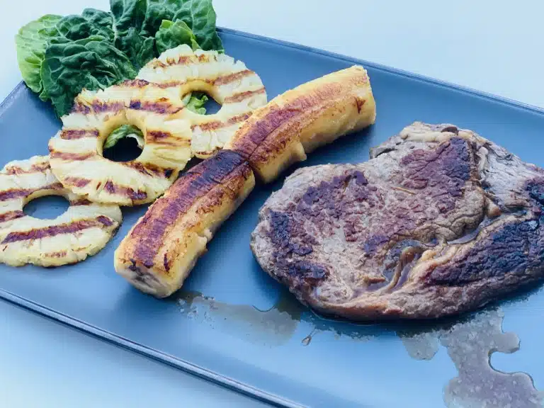 Friptura din vita de Argentina, ananas pe grill si banane prajite