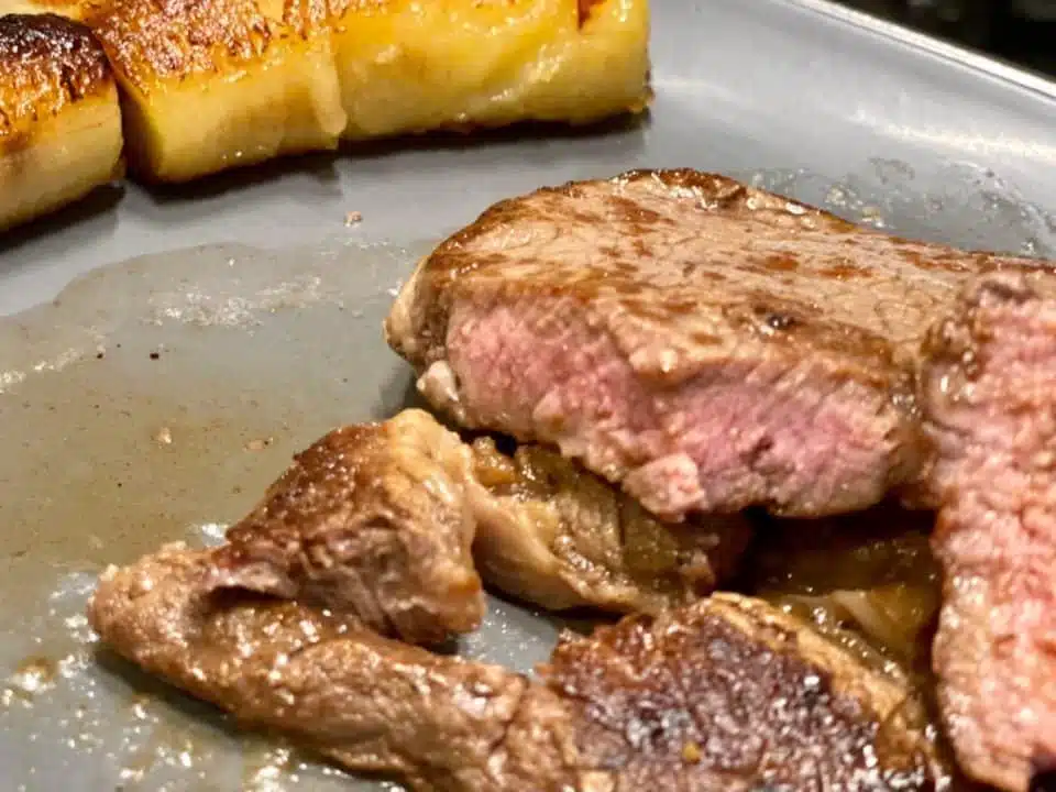 2C3E4C38-97DD-4B57-9F3C-7C7D284B2FA6 Friptura din vita de Argentina, ananas pe grill si banane prajite