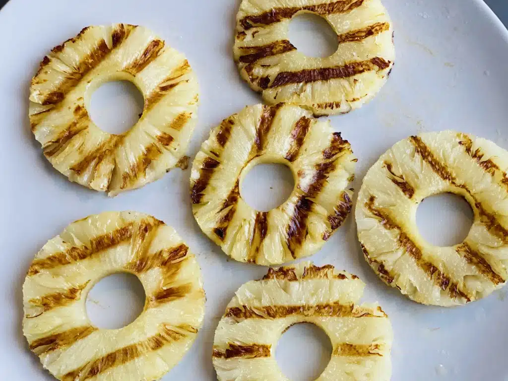 5DCEF479-E3B3-4F01-9A96-2232B28E4FF2 Friptura din vita de Argentina, ananas pe grill si banane prajite