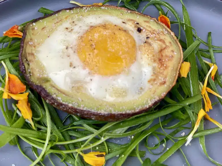 Oua ochi in avocado – la cuptor