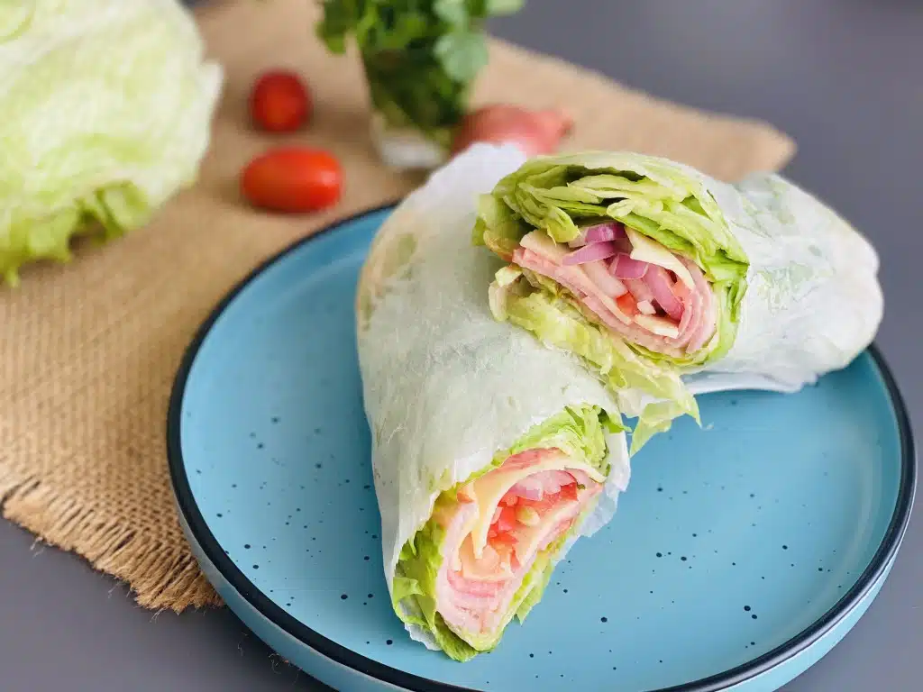 9284102C-DEF8-4675-A5CB-C42E7389845F Sandwich cu salata verde