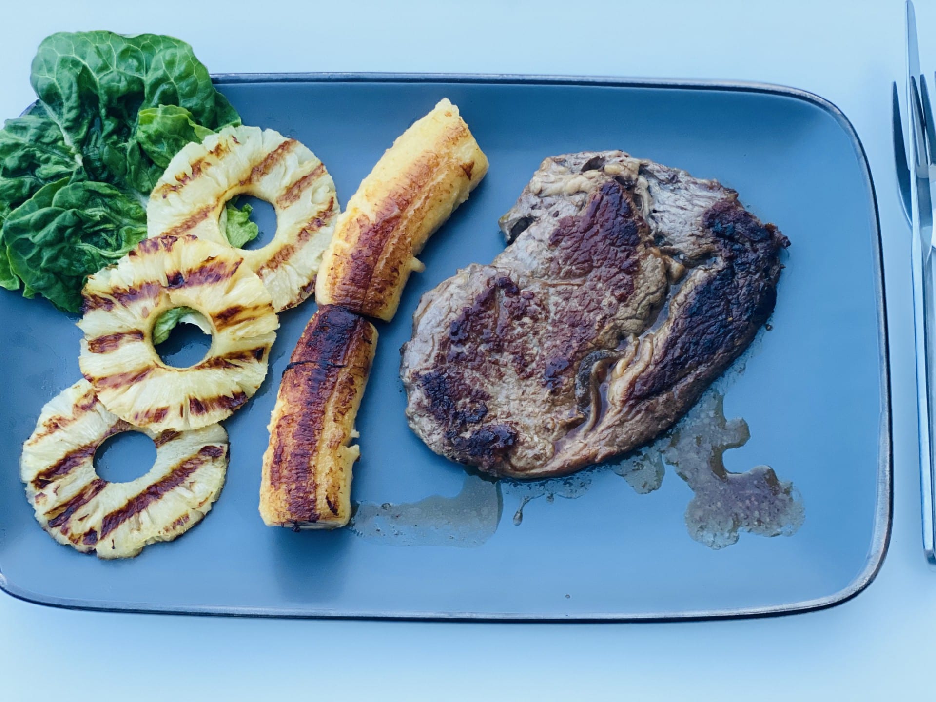 Friptura din vita de Argentina, ananas pe grill si banane prajite