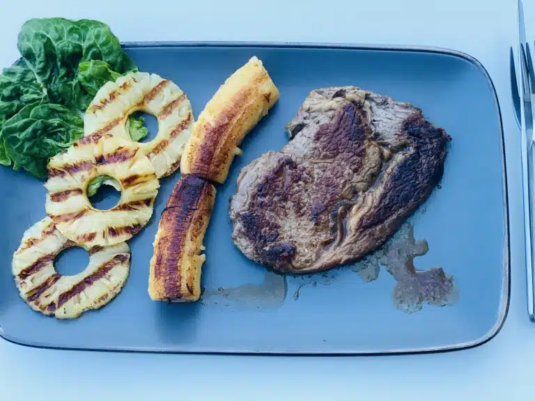 Friptura din vita de Argentina, ananas pe grill si banane prajite