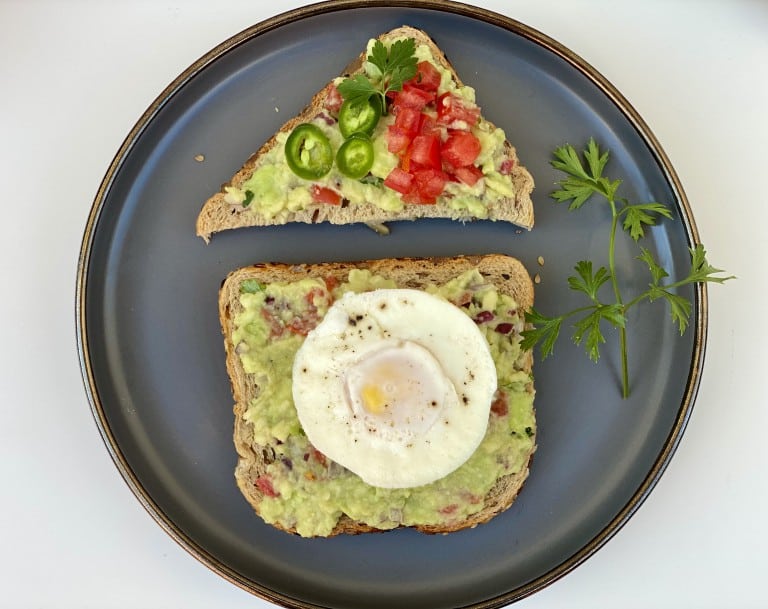 Oua posate cu guacamole