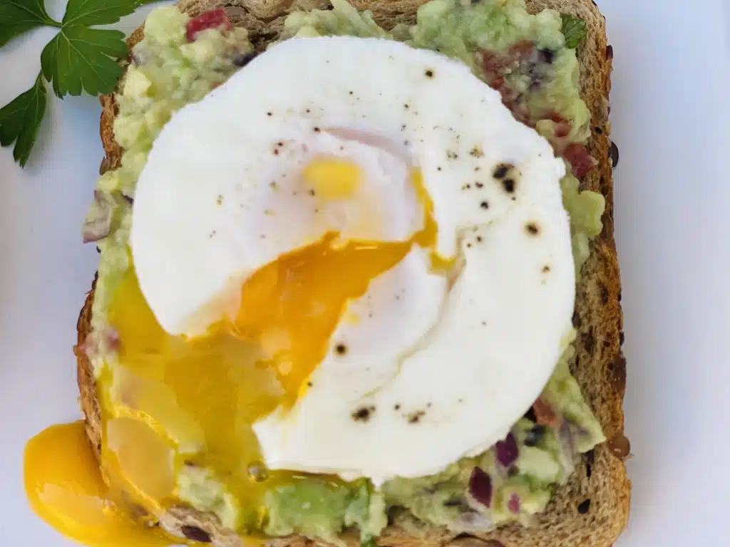 E0D3A420-7BE2-4FFE-B8C4-B05178F024CA Oua posate cu guacamole