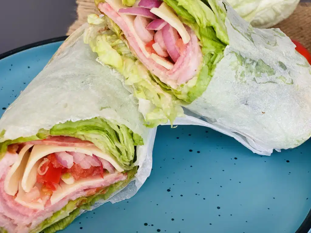 F57170F0-0F9E-41CA-8773-0E88AA46E0CA Sandwich cu salata verde