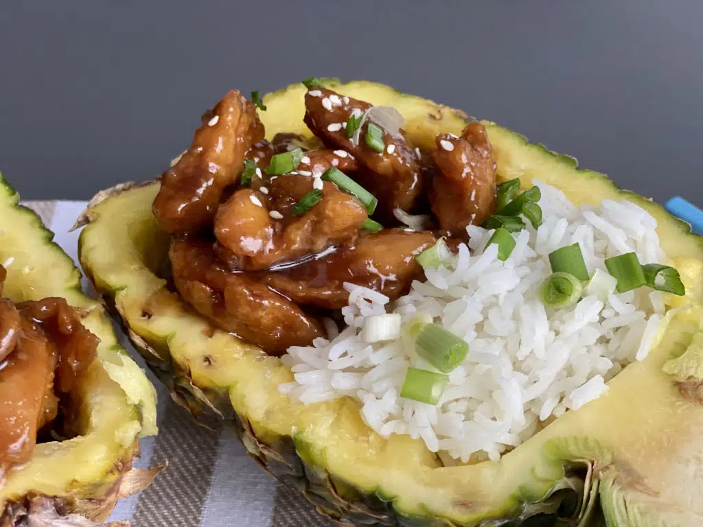 5767BD42-EB8A-4E8C-A24E-654D31A08958 Pui Teriyaki cu orez in bol de ananas