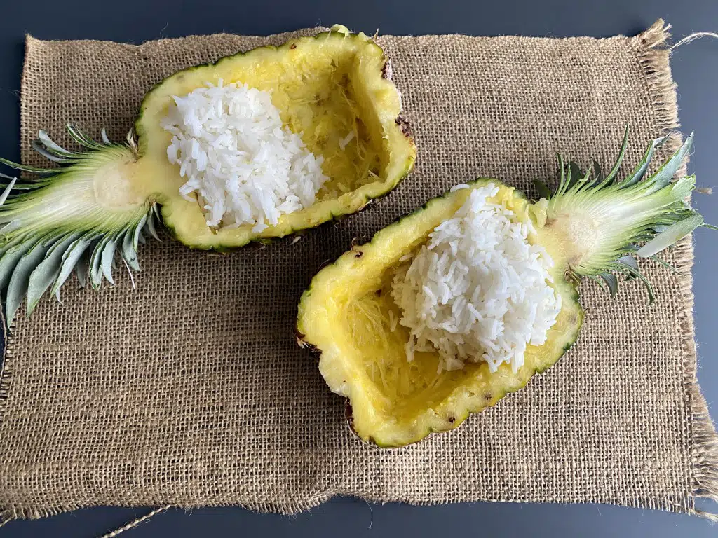 5905D39E-6A31-478F-9C55-ECC930C48F59 Pui Teriyaki cu orez in bol de ananas