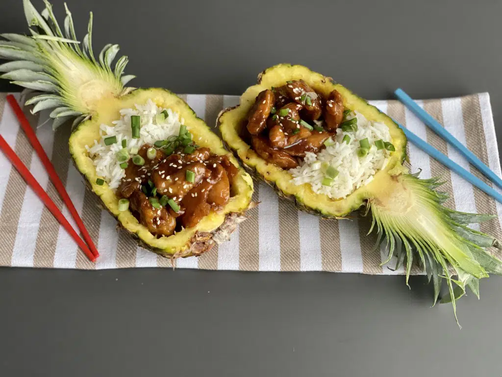 92F2D353-3440-499C-B0AF-98BA45C54C5F Pui Teriyaki cu orez in bol de ananas