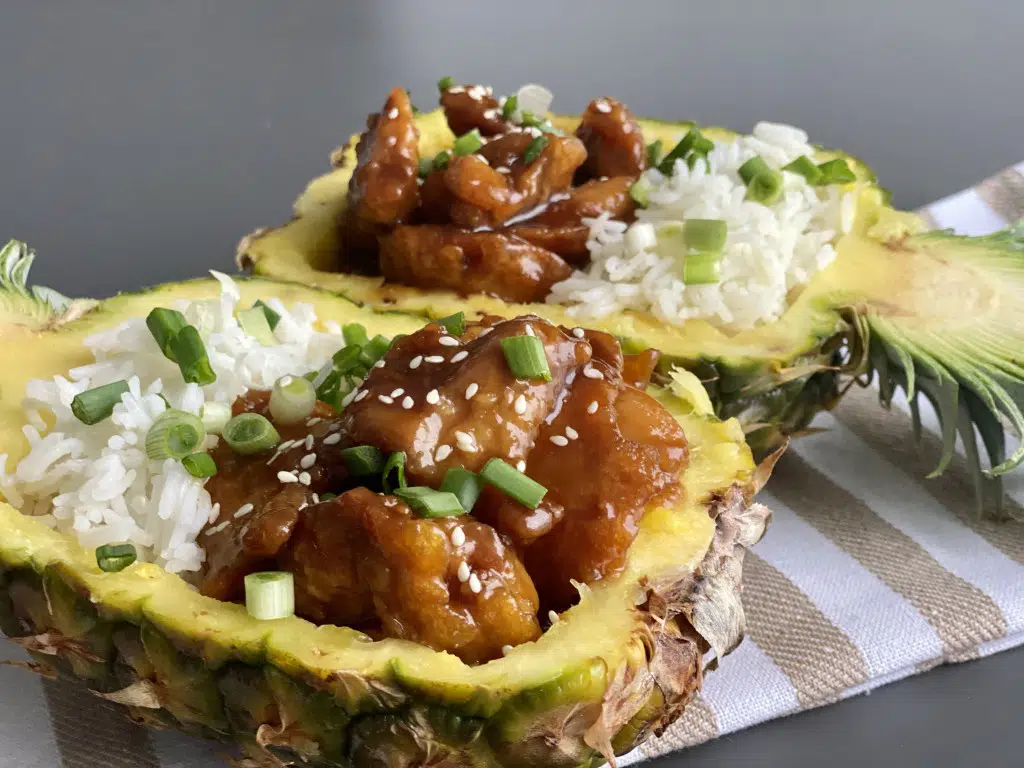 C0C6EE11-238D-4407-9FA6-D84FC270A4E2 Pui Teriyaki cu orez in bol de ananas