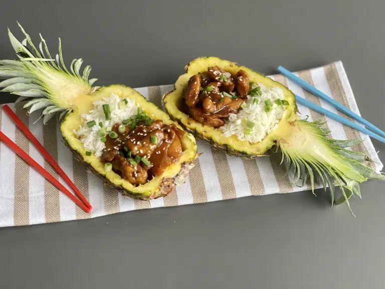 Pui Teriyaki cu orez in bol de ananas