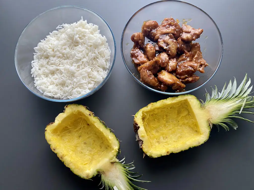 C9893BC8-A8B8-498D-B233-B3F8F69AE775 Pui Teriyaki cu orez in bol de ananas