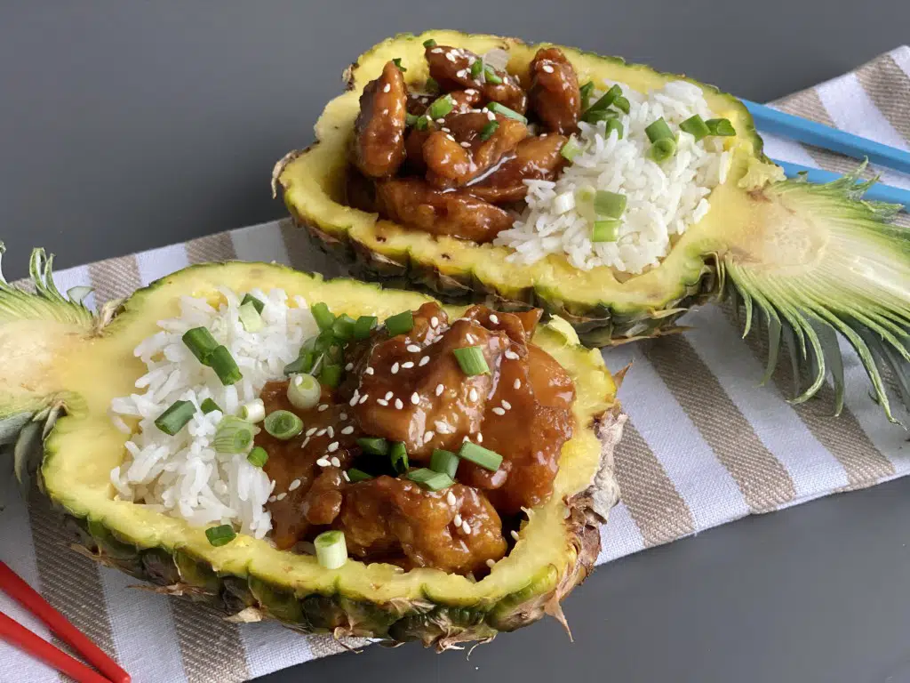 D2F2D1CC-22F2-40C3-8CE1-0D4A82C7D45D Pui Teriyaki cu orez in bol de ananas