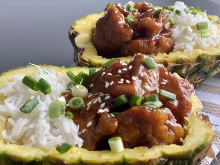 Pui Teriyaki cu orez in bol de ananas