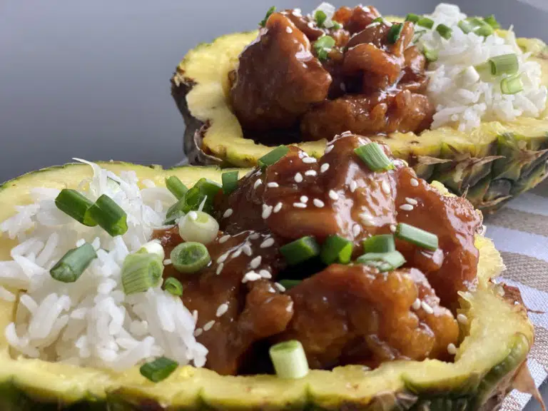 Pui Teriyaki cu orez in bol de ananas