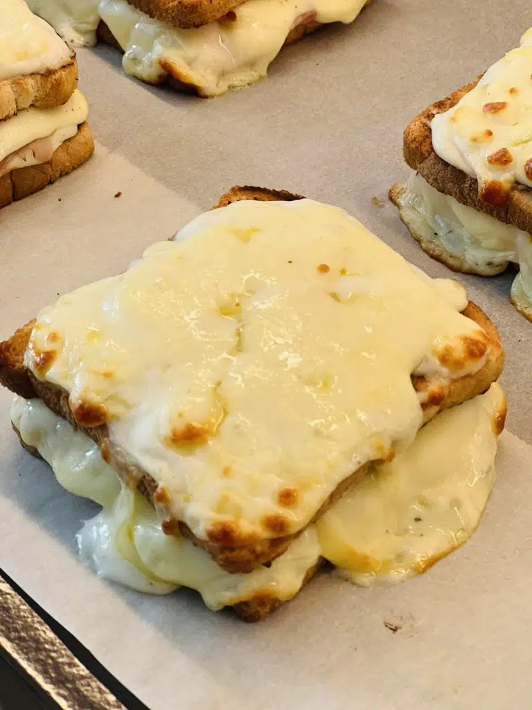 9492E70C-C090-443E-A3C4-81DB3224F558 Croque Madame, Croque Monsieur – Sandwich-uri calde frantuzesti