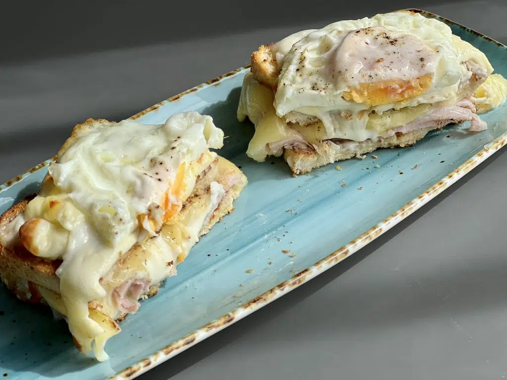 7461DDFD-219F-4908-8DB7-E1B3A6D100FA Croque Madame, Croque Monsieur – Sandwich-uri calde frantuzesti