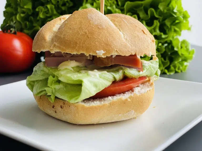 Sandwich BLT – Bacon, Lettuce, Tomato)