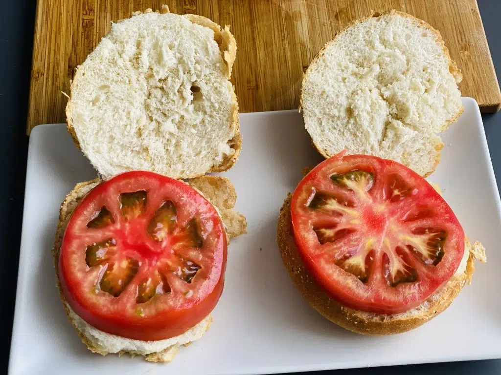 16D20D3A-DDF2-4372-B5A3-6EC61F82AAD2 Sandwich BLT – Bacon, Lettuce, Tomato)