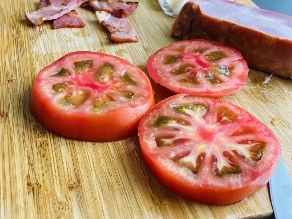 19D19B34-0877-4A84-9C13-DD809212B6B4 Sandwich BLT – Bacon, Lettuce, Tomato)