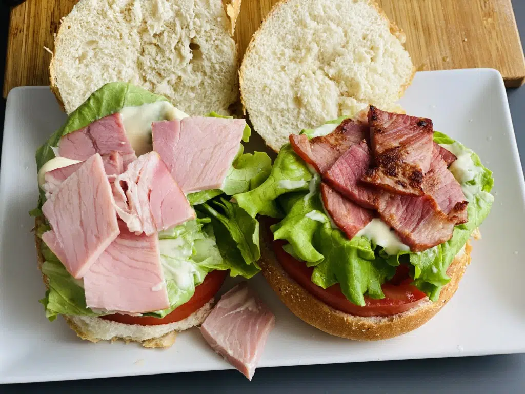 23D13308-82A3-45A2-97F5-333D95588584 Sandwich BLT – Bacon, Lettuce, Tomato)