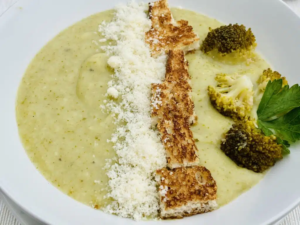 2AEAB963-2CCD-4E09-BD4E-718A5EC1DFF6 Supa crema de broccoli cu parmezan