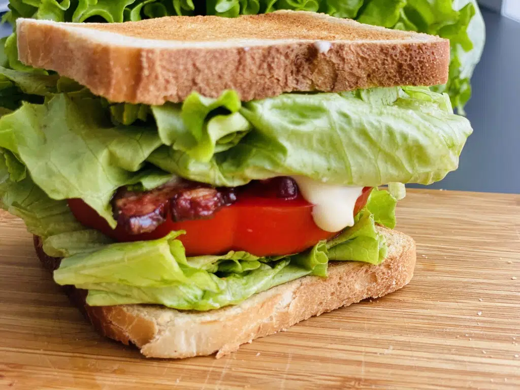 2B8C889C-81BB-402D-9057-61CAC21EFBD0 Sandwich BLT – Bacon, Lettuce, Tomato)