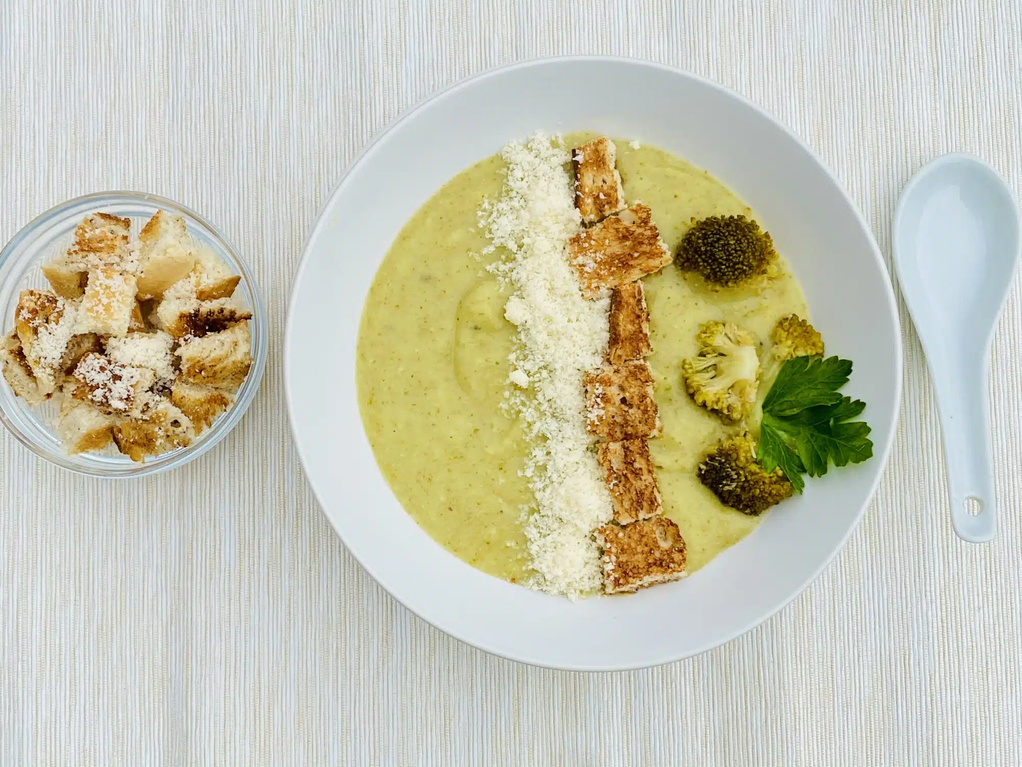 Supa crema de broccoli cu parmezan