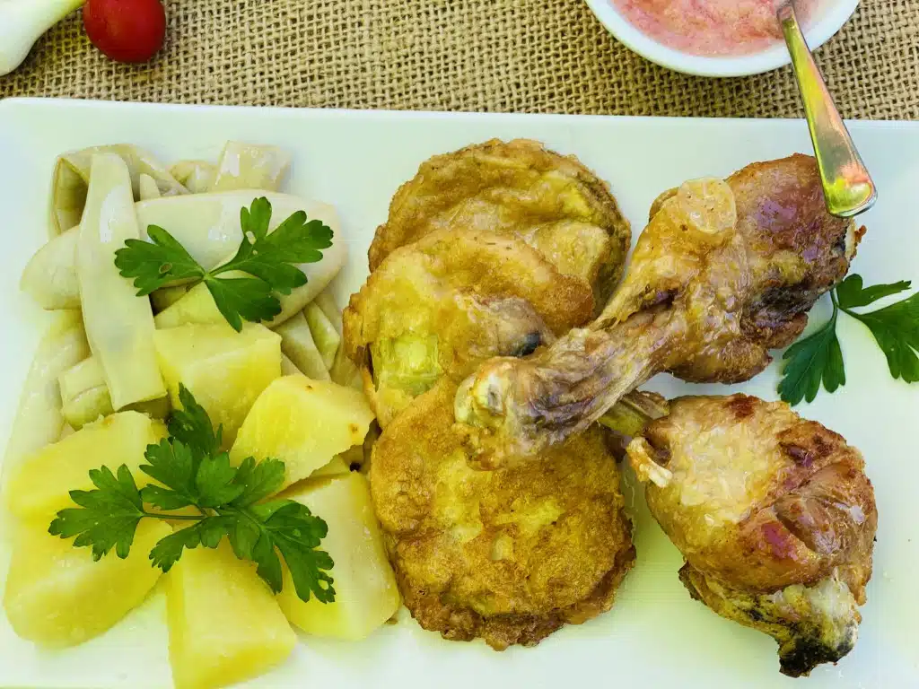 47D6D0BA-4DA2-4DBA-A977-7A999827FC9F Ciocanele de pui prajite cu garnitura de dovlecei prajiti, pastai galbene si cartofi natur