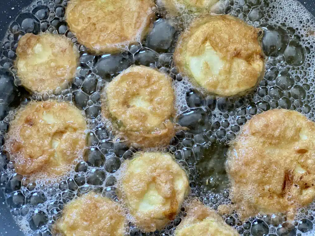 48C712E2-4049-446C-830F-03DC6AC8A729 Ciocanele de pui prajite cu garnitura de dovlecei prajiti, pastai galbene si cartofi natur