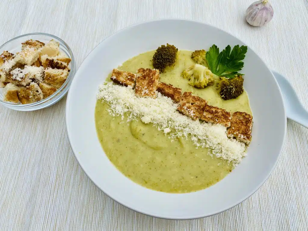 77A52D8B-2457-48EE-BF0C-F1B303EF0ACD Supa crema de broccoli cu parmezan
