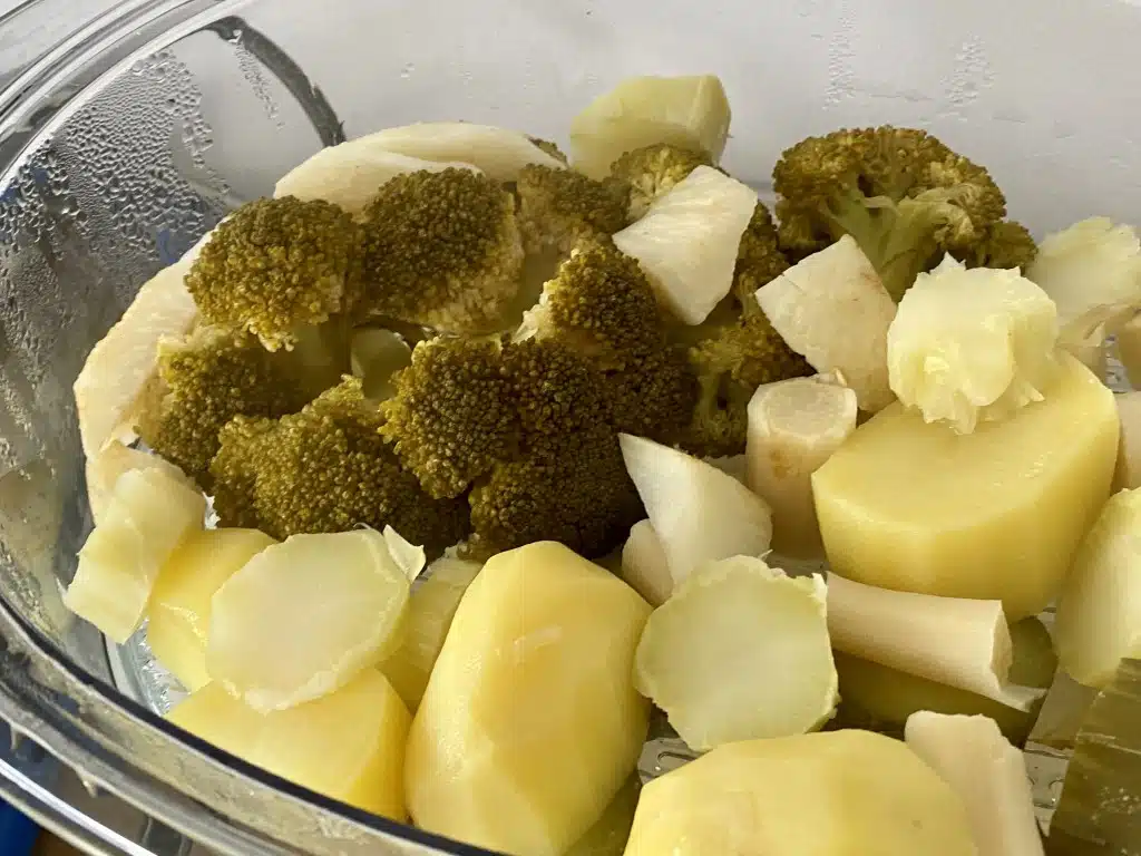 7BFE41F8-2192-41FD-92B5-20867D6AD02D Supa crema de broccoli cu parmezan