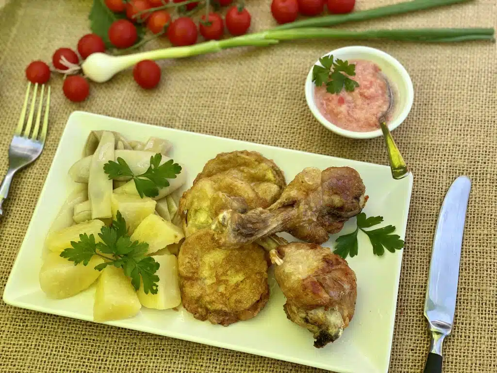 9E1B904A-A057-42AF-8283-38AB54E4582C Ciocanele de pui prajite cu garnitura de dovlecei prajiti, pastai galbene si cartofi natur