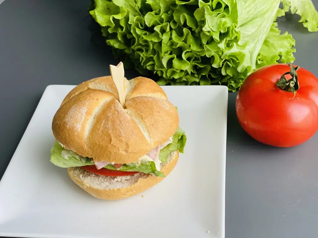 A496C9B8-5CB8-4281-ABB6-A69E9CDCCC17 Sandwich BLT – Bacon, Lettuce, Tomato)