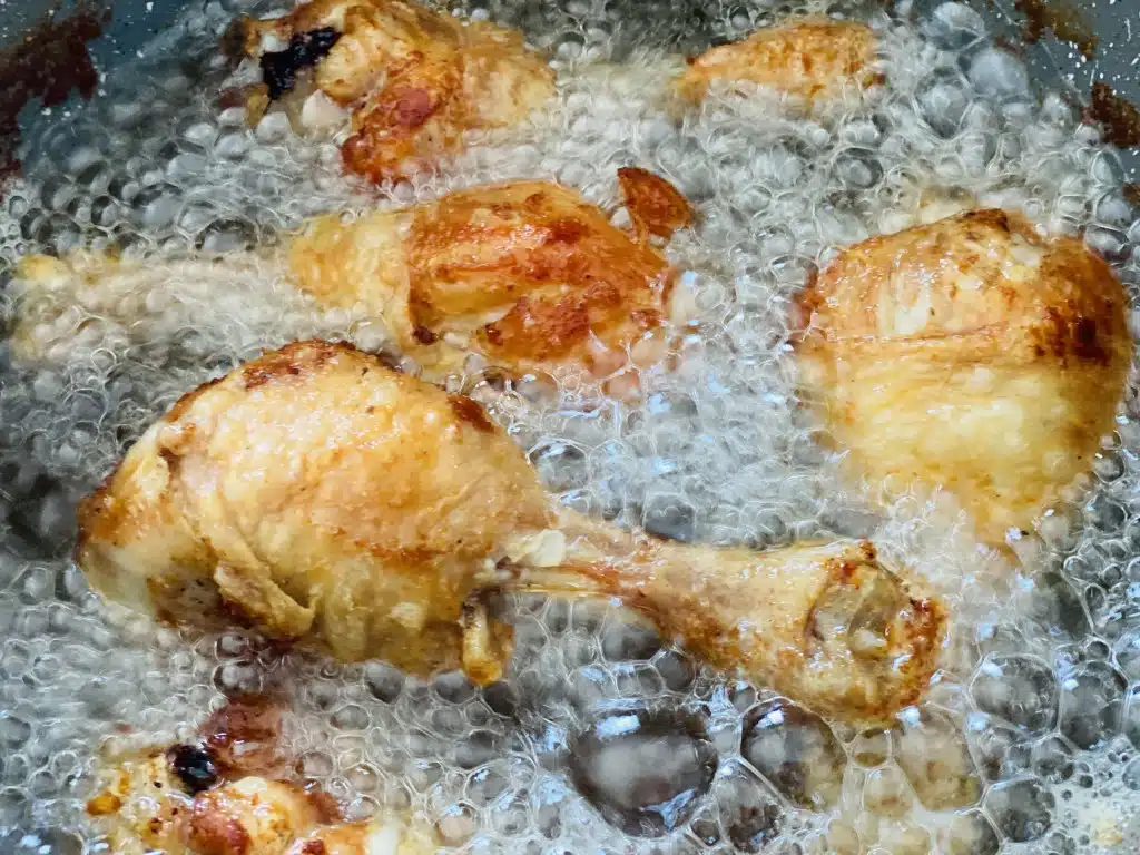 B78D42F9-8123-4DAC-95C4-53735F1143C9 Ciocanele de pui prajite cu garnitura de dovlecei prajiti, pastai galbene si cartofi natur