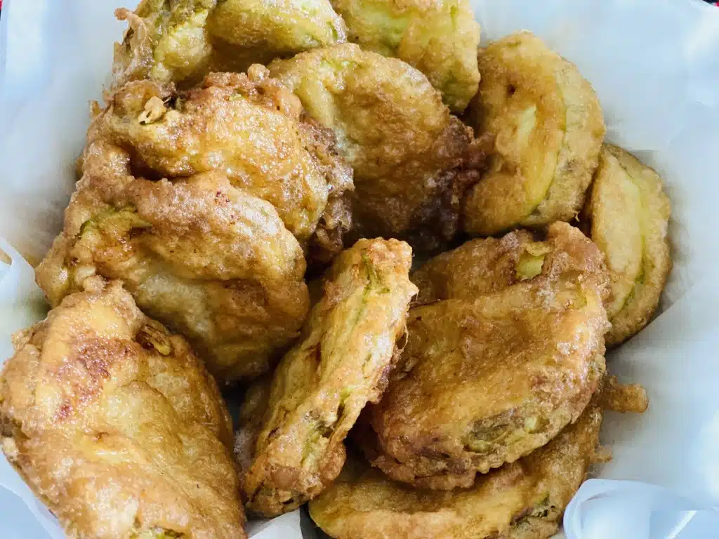 BD3C0AAD-8FE9-4BF3-B126-FDF2D1B31E33 Ciocanele de pui prajite cu garnitura de dovlecei prajiti, pastai galbene si cartofi natur