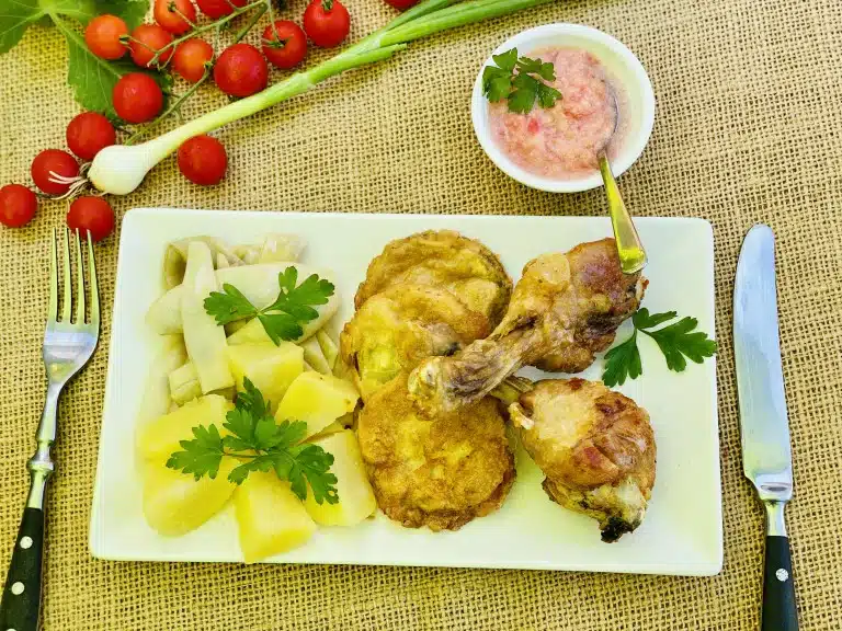 Ciocanele de pui prajite cu garnitura de dovlecei prajiti, pastai galbene si cartofi natur