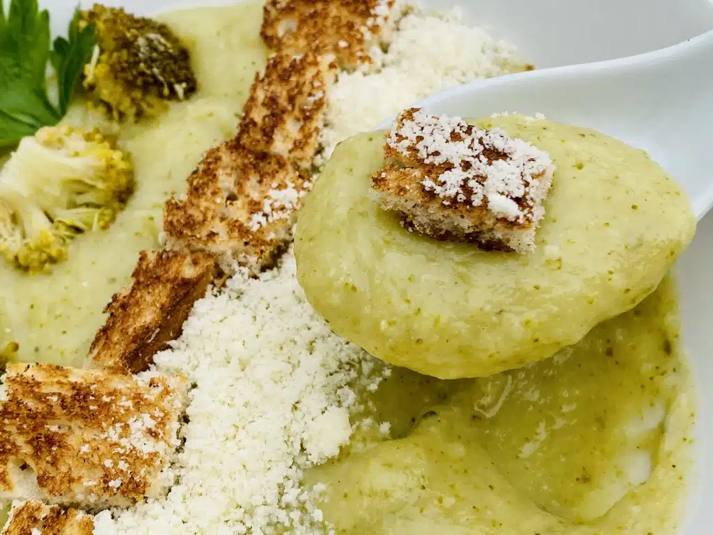 E65444E6-722A-4BB4-B7E8-A3D291ABA7E7 Supa crema de broccoli cu parmezan