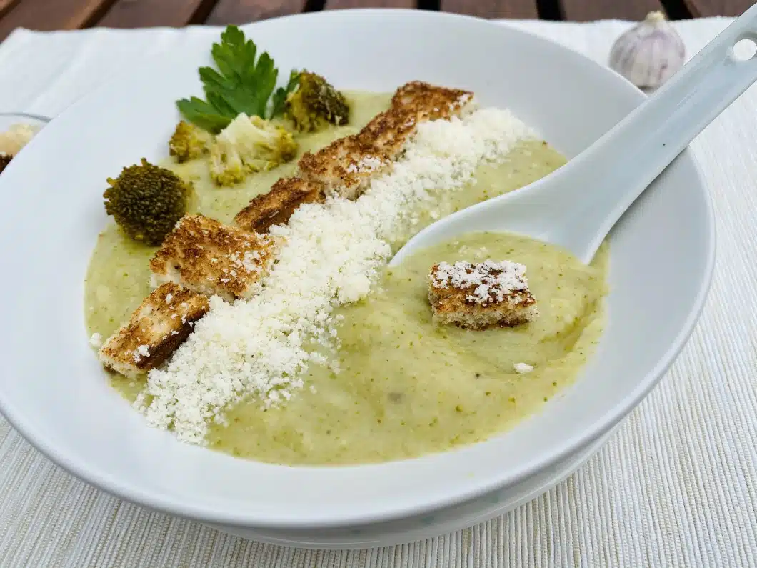 Supa crema de broccoli cu parmezan