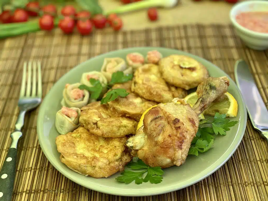 F04B9C1A-800E-423C-B337-8C9B09695CB7 Ciocanele de pui prajite cu garnitura de dovlecei prajiti, pastai galbene si cartofi natur