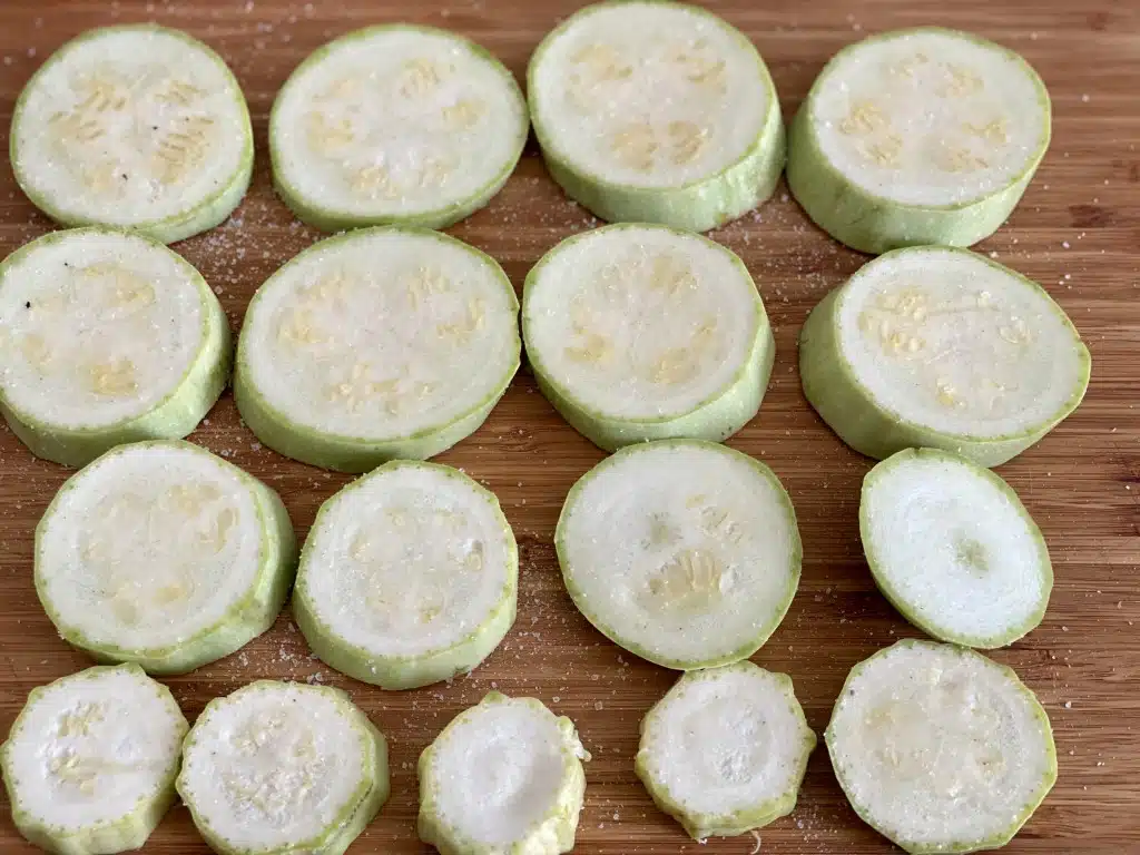 FC549901-0176-452B-B203-DB05F5C4AD95 Ciocanele de pui prajite cu garnitura de dovlecei prajiti, pastai galbene si cartofi natur