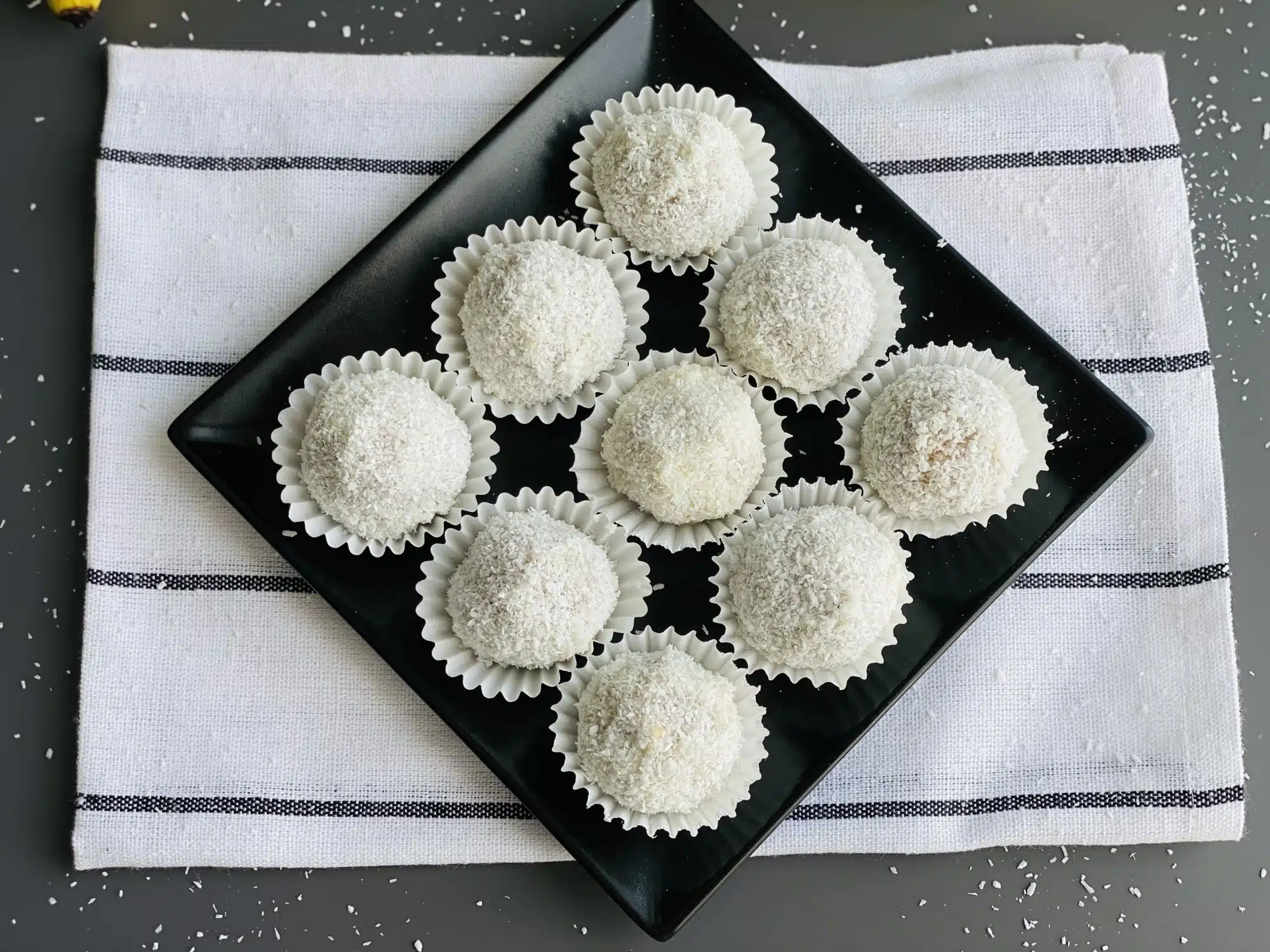 Bomboane cu nuca de cocos si banane