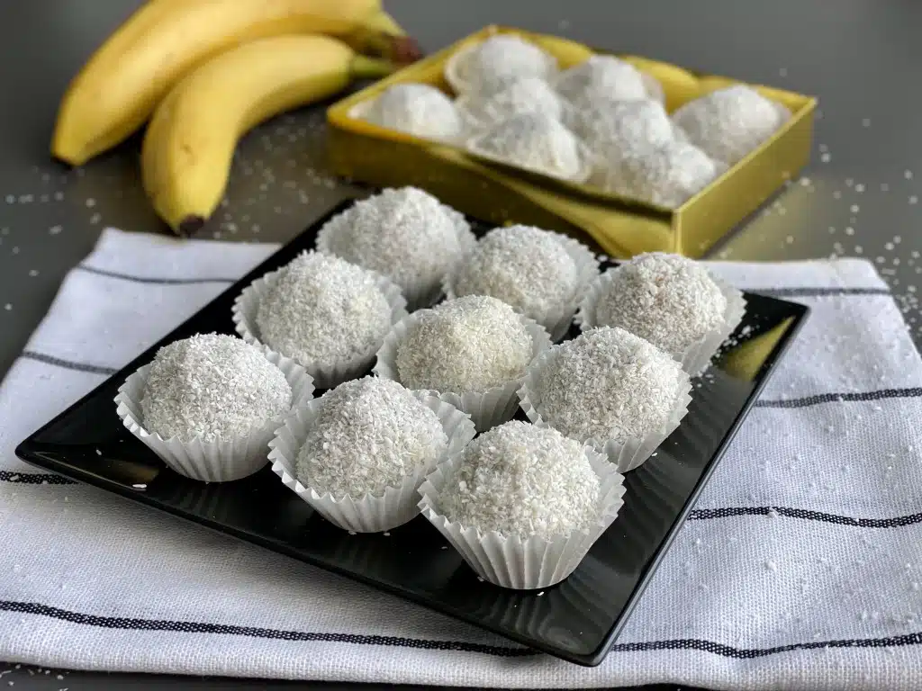 69DFCBB8-21A5-411F-8694-6D9406BFEA8A Bomboane cu nuca de cocos si banane