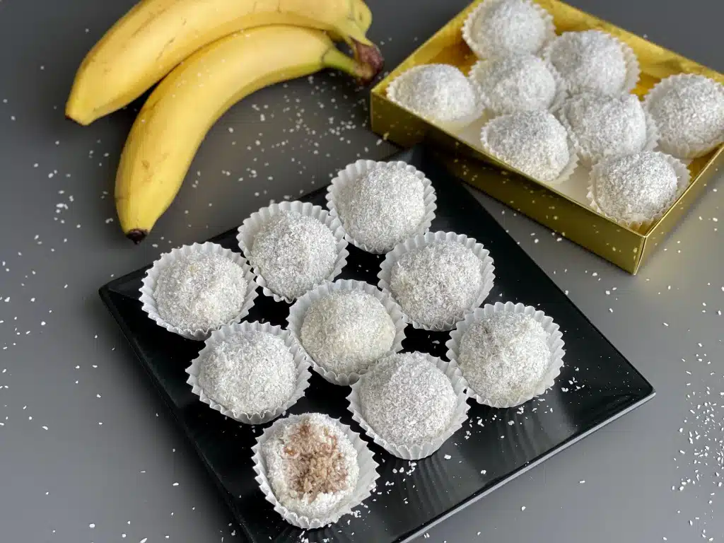 89223527-6C8F-4358-BFC6-76573C483BBB Bomboane cu nuca de cocos si banane