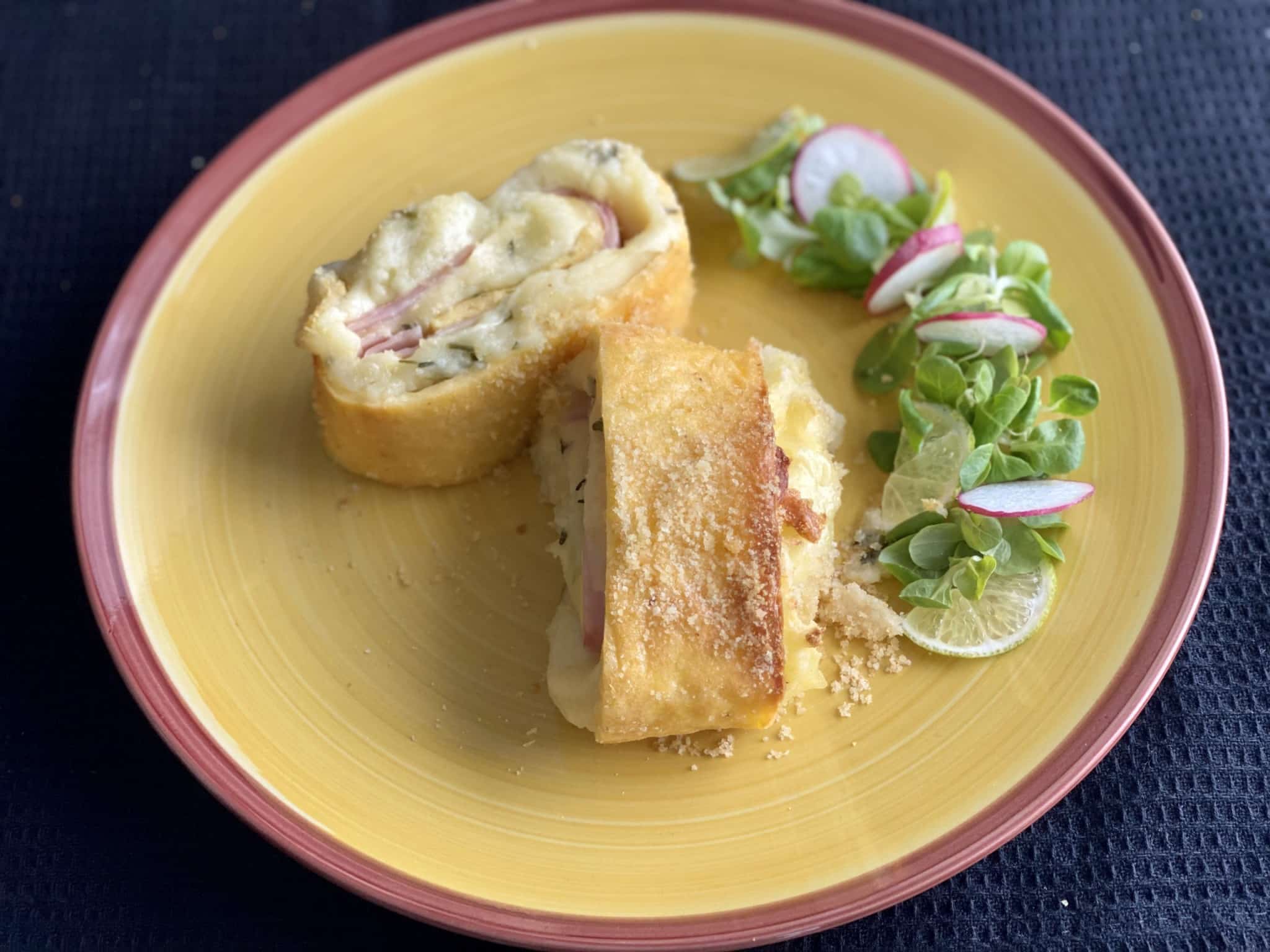 Rulada omleta umpluta cu sunca si cartofi cu branza - Pofta de ceva bun